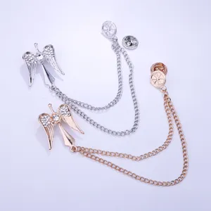 Vue détaillée de la broche à franges en strass ailes d'ange tendance pour accessoires de costume.