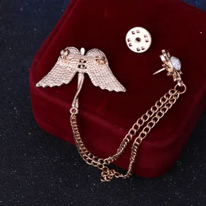 Broche de traje con alas de angel doradas y cadena borla de cristal joyeria de moda para hombre