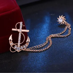 Broche de ancla dorado con diamantes de imitación y cadena, elegante accesorio para solapa.