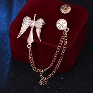 Broche ailes d'ange strass mode homme avec chaîne à pampilles, épinglette de costume rétro.