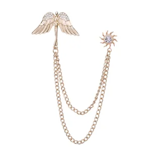 Broche dorada de alas de angel con cadena, elegante prendedor de traje para hombre moderno.