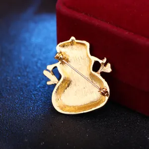 Goldfarbene Schneemann Weihnachts Brosche Rückseite Detail, elegante Feiertags Accessoires.