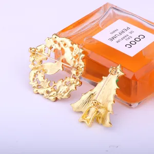 Weihnachten Brosche Set Goldfarben Kranz und Tannenbaum festlicher Schmuck Accessoire