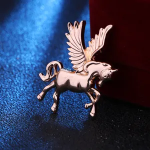 Exquisita broche de pegaso alado en oro rosa, elegante prendedor de solapa de unicornio para hombres.