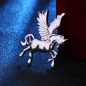 Vista detallada broche pegaso unicornio plateado, diseño de alas exquisito para solapa.
