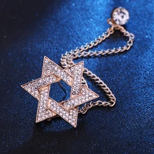 Detalle del broche de hexagrama con diamantes, estrella de cristal brillante con cadena delicada.