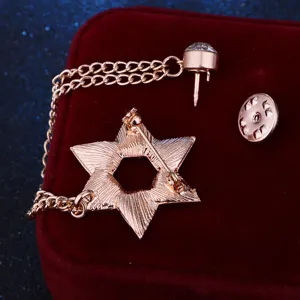 Broche de hexagrama en oro rosa con cadena de borlas, elegante pin de solapa para traje.