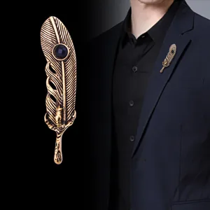 Vintage Zinc Alloy Eagle Claw Feather Brooch For Men Euro-American Domineering Suit Lapel Pin Rhinestone Embellished Men's Coat Overcoat Jewelry Brooch Pin