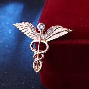Broche caducée ailes d'ange plaquée or avec des strass en cristal pour les femmes.
