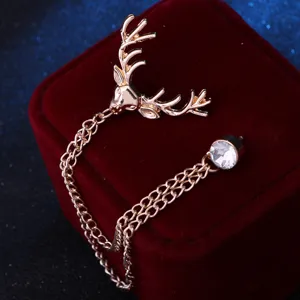 Vintage gouden hert broche met kwast ketting en strass steen detail, mooi sieraad.