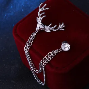 Close-up van een vintage hertjesbroche met kwastketting en sprankelende strass-steentjes.