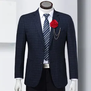 Elegante rote Stoff-Rosen-Brosche mit Quastenkette, perfekt für Herrenanzüge und Anlässe.