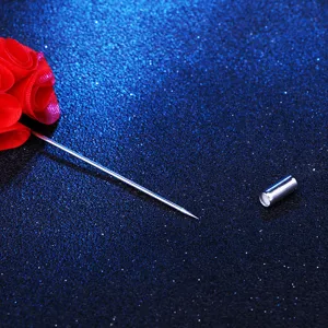 Rote Stoff-Rosenbrosche mit Metallnadel und Verschluss, elegantes Reversblumen-Detail.