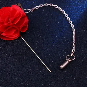 Herren Anzug rote Stoff Blume Brosche mit Kette elegante Reversnadel Schmuck Detailaufnahme