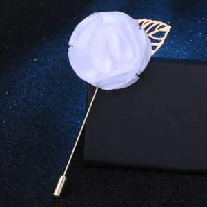 Elegante weiße Stoffblume Anstecknadel mit goldener Nadel für Anzüge und Jacken.