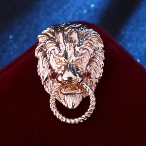 Detail van vintage gouden leeuwenkop broche, stoere reversspeld voor stijlvolle herenpakken.