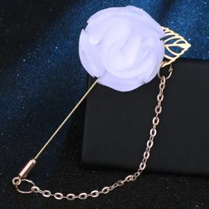 Detaillierte Nahaufnahme der eleganten weißen Stoffblume Anstecknadel mit goldener Kette.