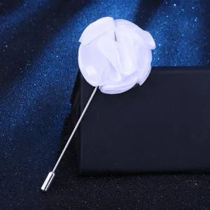 Weißer Stoffblume Reversnadel Brosche, eleganter Anzug Zubehör Detailansicht für Mode.