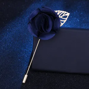 Feine dunkelblaue Stoffblume Anstecknadel mit goldenem Blatt und eleganter Stift Ansicht.