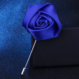 Detailaufnahme einer blauen Stoffrosen Anstecknadel, elegantes Anzugaccessoire mit Metallnadel.