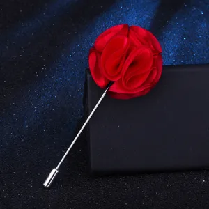 Elegante rote Stoffblume Anstecknadel Broche mit langem Metallstift für elegante Anzüge und Kleidung.