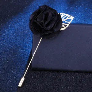Elegante schwarze Stoffblumen Anstecknadel mit zartem goldfarbenen Blatt für Herren.