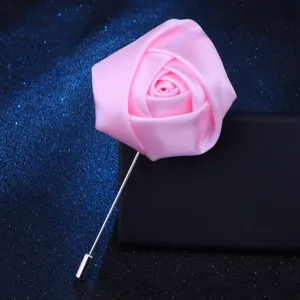 Detailansicht der rosa Stoffband Rosen Blume Brosche mit langem Metallnadel Anzug Zubehör