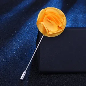 Nahaufnahme einer leuchtend gelben Stoffrosen Anstecknadel, elegantes Herren Accessoire