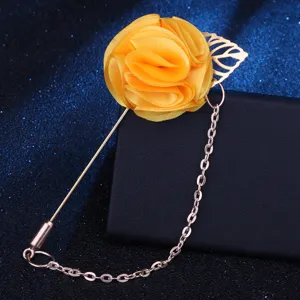 Nahaufnahme Detail der gelben Stoffrosenbrosche mit Goldblatt Kette für Anzug Zubehör.