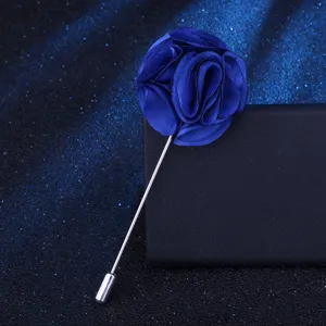 Nahaufnahme der blauen Stoffrosen-Anstecknadel, elegantes Anzug-Accessoire für Damen.