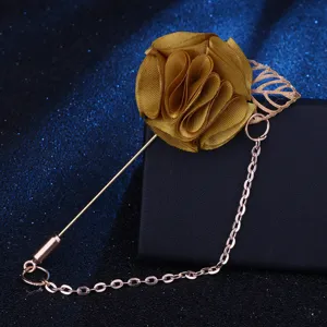 Goldene Stoffblume Anstecknadel Brosche mit Metallkette und Blattelement fuer Herren.