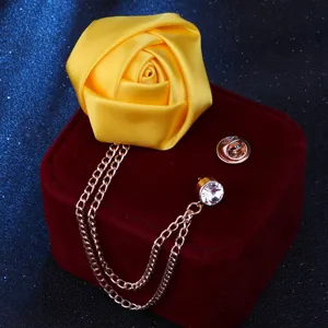 Gelbe Stoff-Rosen-Anstecknadel mit Metallkette und Strassdetails für Party-Anzüge, Schmuck.