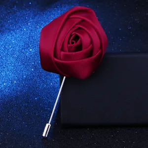 Rote Stoffrose Anstecknadel Detailansicht, elegantes Anzugaccessoire mit langer Silbernadel.