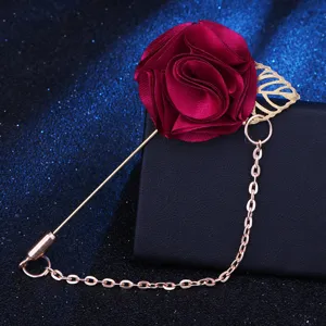 Equisite burgunderrote Stoffrosen-Brosche mit Metallkette und Nadel für Anzüge und Kleidung.