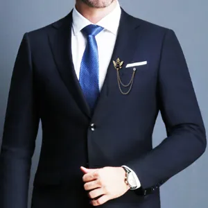 Detailaufnahme einer vintage doppelköpfigen Adler Brosche mit Querkette für Herrenanzug.