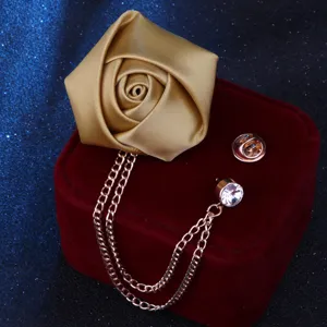 Goldene Satin Rosen Brosche mit Quasten Kette eleganter Anzug Korsage Blumenschmuck Party.