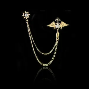 Detailaufnahme der goldenen Vintage Brosche mit Kristallflügeln und doppelter Metallkette.