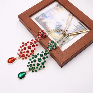 Gros plan détaillé de la chaîne de cheveux en cristal style indien avec strass rouges et verts.