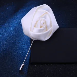 Nahaufnahme Detail der weißen Stoffrosen Blume Reversnadel mit langer silberner Nadel.