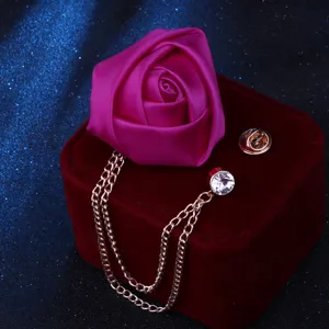 Elegante Stoffrosen Brosche mit Quasten Kette, perfektes Anzug Accessoire für Partys.