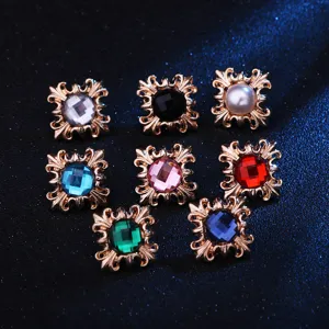 Detailansicht der Vintage Metall Brosche Knöpfe mit bunten Kristallen für Kragen.