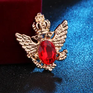 Nahaufnahme Detail der Vintage Doppeladler Brosche mit rotem Zirkon Kristall in der Mitte.