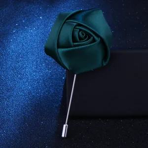 Detailansicht der dunkelgrünen Satin Rosen Brosche mit Stift, elegantes Anzug Accessoire