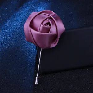 Elegante Stoffrosen-Brosche mit Metallnadel, perfektes Anzugrevers-Accessoire für Damen und Herren.