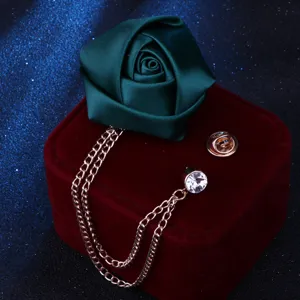 Elegante dunkelgrüne Stoffrosen-Brosche mit goldener Quasten-Kette für Anzüge und feierliche Anlässe.