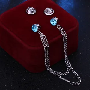 Detailansicht einer blauen Strass Quaste Kette Kragennadel, eleganter Herren Hemd Revers Brosche.