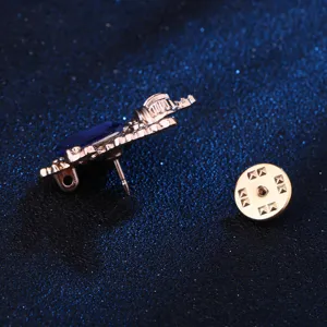Vista dettaglio spilla aquila retro, spilla risvolto abito strass vintage per stile moda uomo.