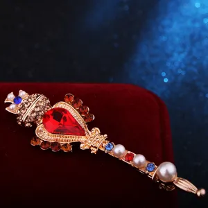 Spilla a bacchetta magica corona croce barocca vintage con cristallo rosso e perle.