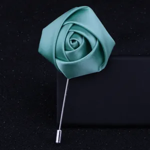 Elegante mintgrüne Stoffrosen Anstecknadel mit langem Metallstab für elegante Anzüge.