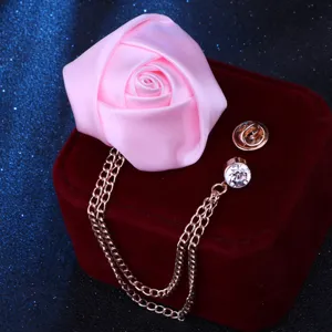 Rosa Stoffrose Broschen Detail mit eleganten Metall Quastenketten und funkelndem Strass.